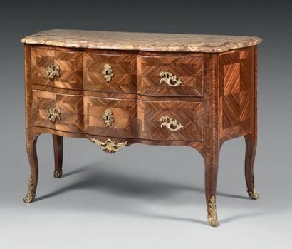 Commode à côtés galbés et façade en arbalète...