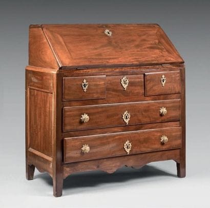 Commode scriban en acajou et moulures de...