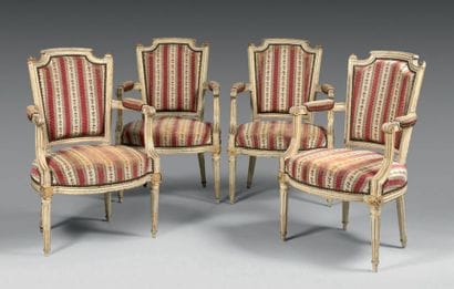 Suite de quatre fauteuils cabriolet à chapeau...