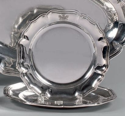 Assiette ronde en argent uni à huit contours...