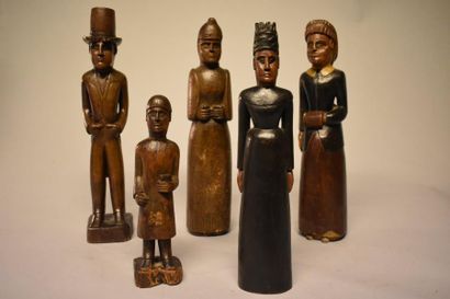 Cinq statuettes en bois sculptées par le...