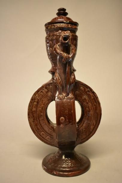 Aiguière couverte en terre vernissée violine....
