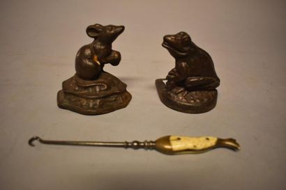 Trois pièces : Deux cale-portes en fonte,...