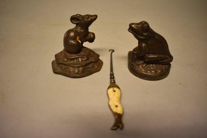 Trois pièces : Deux cale-portes en fonte,...