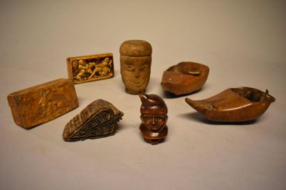 Sept pièces : Deux tabatières en écorce de...