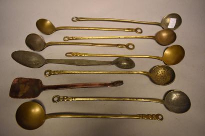 Neuf petites louches et une spatule en cuivre...