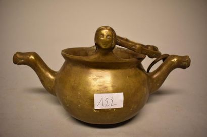 Une puisette en bronze à deux verseurs zoomorphes...