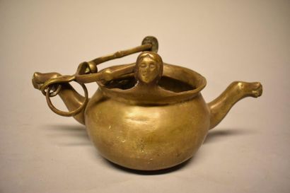 Une puisette en bronze à deux verseurs zoomorphes...
