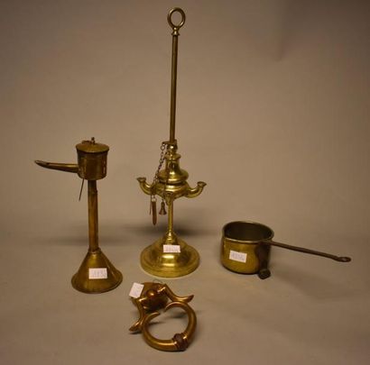 Quatre objets en bronze ou laiton : Une lampe...