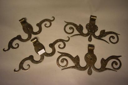Deux paires de pentures à moustache en fer...