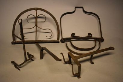 Quatre pièces en fer forgé : Un grille-galette,...