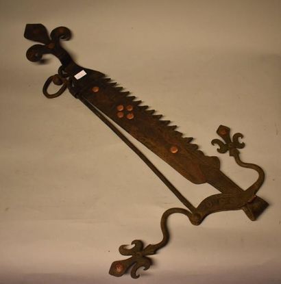Crémaillère à dents en fer forgé à décor...