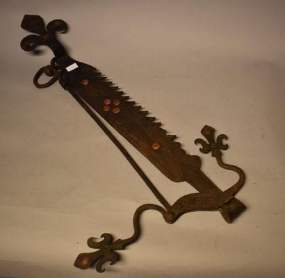 Crémaillère à dents en fer forgé à décor...