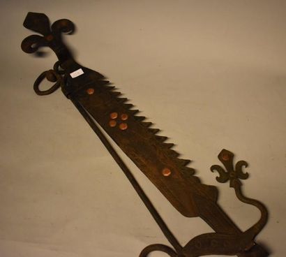 Crémaillère à dents en fer forgé à décor...