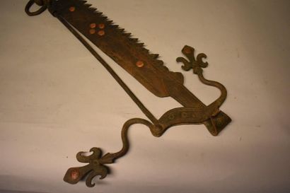 Crémaillère à dents en fer forgé à décor...