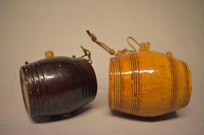 Deux tonnelets en terre vernissée à glaçure...