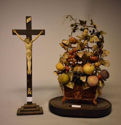 Deux pièces : Crucifix avec Christ en os...