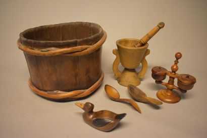 Six pièces : Faisselle, mortier et son pilon,...