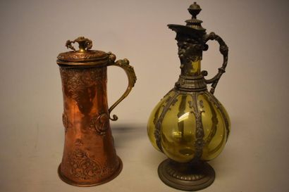 Une aiguière en verre et étain une chope...