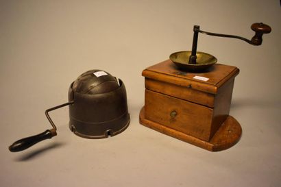 Un moulin à café et un grilloir.