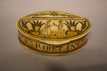 Tabatière modèle ovale en corne blonde gravée...