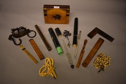 Lot comprenant : boîte, chapelets, mesures,...