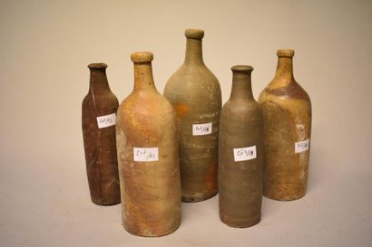 Treize bouteilles diverses en grès.
 