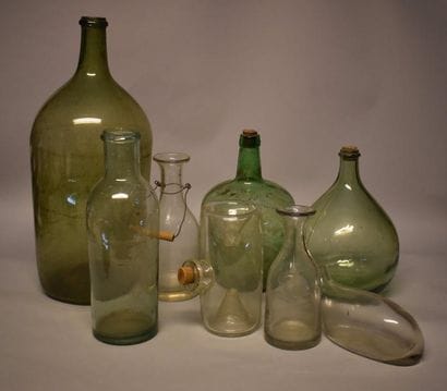 Huit verreries comprenant bouteilles, carafes,...