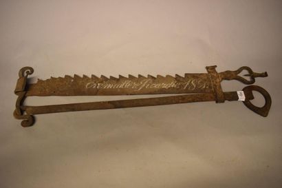  Crémaillère de foyer en fer forgé.

 