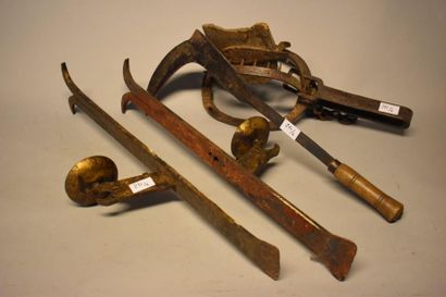 Lot : Coupe-gerbe en fer forgé, piège à loup...