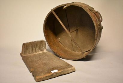 Lot : un peigne à carder et un boisseau....