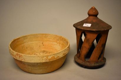 Lot : un brise-fumée en terre rouge et un...