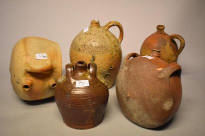  Cinq pichets ou gourdes diverses en grès...