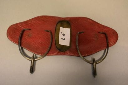 Deux éperons de cavalière dans étui maroquin...