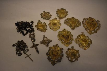 Lot comprenant deux chapelets, 10 ex-voto...