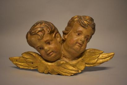Deux têtes d'angelot en applique, bois polychrome...