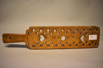 Planchette de tisserand. En érable, chiffrée...