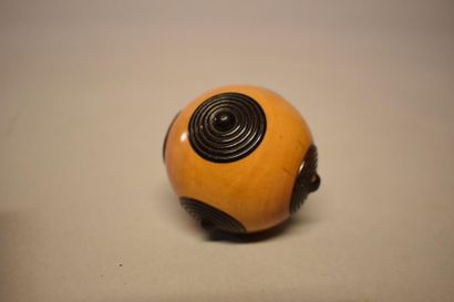 Boule secrète de prestidigitateur. En buis...