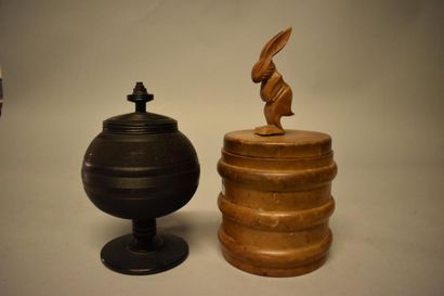 Deux pièces : Pot à tabac au couvercle surmonté...