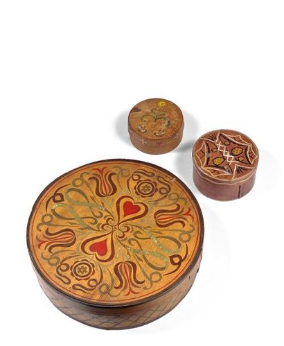 Trois boîtes rondes à décor polychrome. Pays...