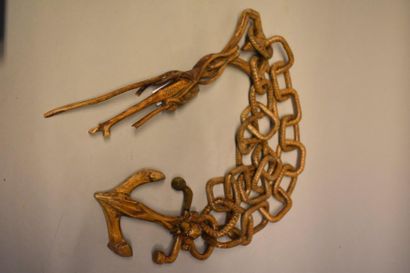 Travail monoxyle de deux chaînes terminées...