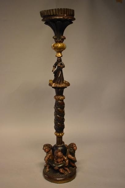 Candélabre en bois polychrome à rehauts dorés....