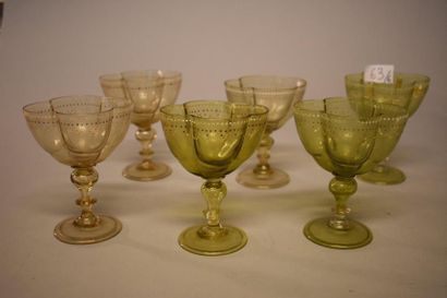 Six verres polylobés façon de Venise rehaussés...