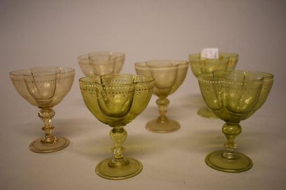 Six verres polylobés façon de Venise rehaussés...