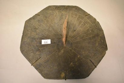 Cadran solaire octogonal en ardoise gravée...