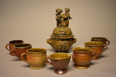 Douze tasses et une soupière en grès du potier...