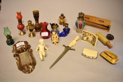 Lot comprenant lampes à pétrole miniatures,...