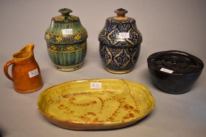 Cinq céramiques : Plat oblong de Vallauris,...