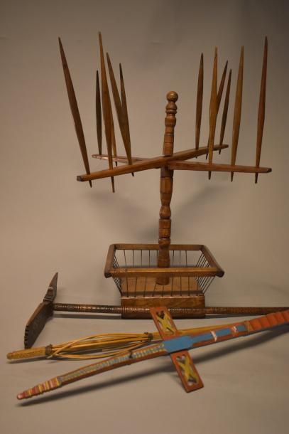 Présentoir à fuseaux et deux quenouilles...