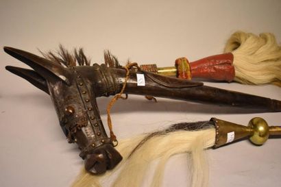 Deux chasse-mouches et un jouet cheval. L....